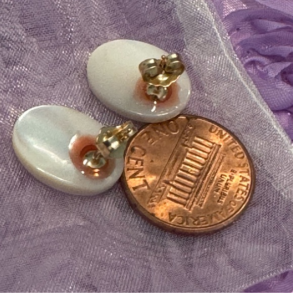 Mother of pearl 12 x 16 polished ovals w/ 14k gold posts & backs - Picture 3 of 4